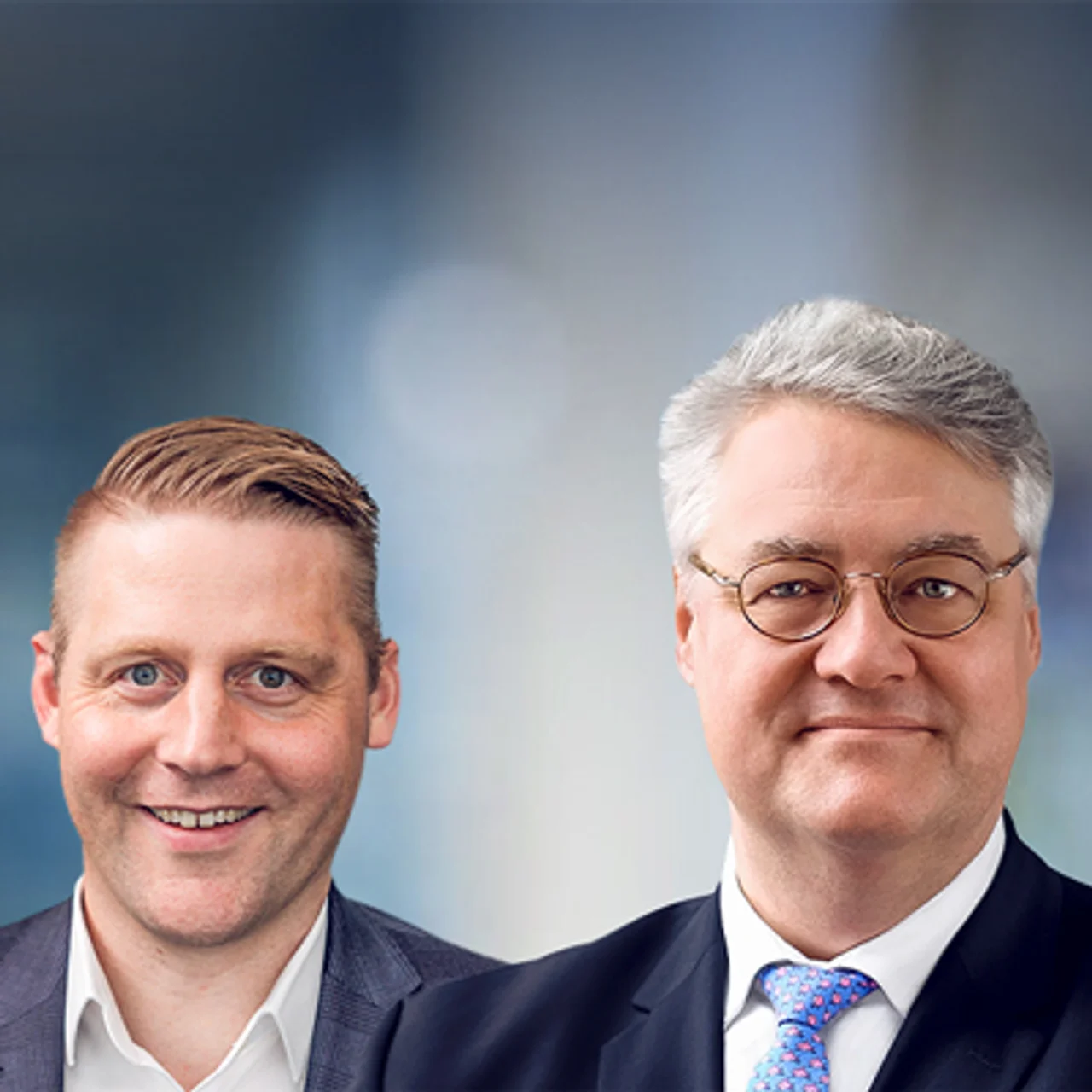 Porträt von zwei männlichen Kollegen vor einem unscharfen Hintergrund