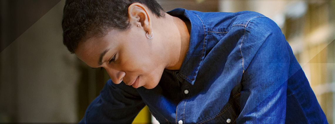 Chica-camisa-azul-Made--For-Good.jpg